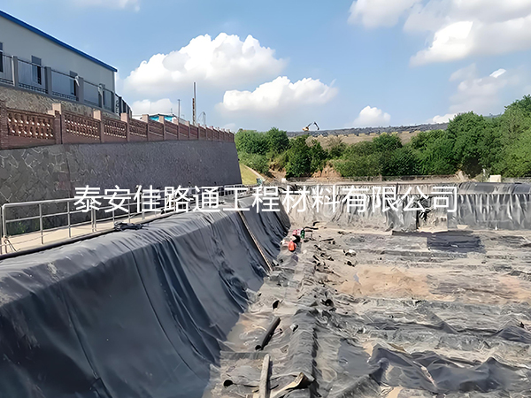 沼气池铺设防渗土工膜:优势尽显,绿色能源新篇章 沼气池铺设防渗土工膜:优势尽显,绿色能源新篇章
