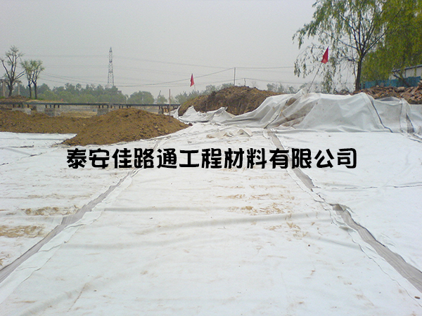 防渗复合土工膜的施工固定方法 防渗复合土工膜的施工固定方法