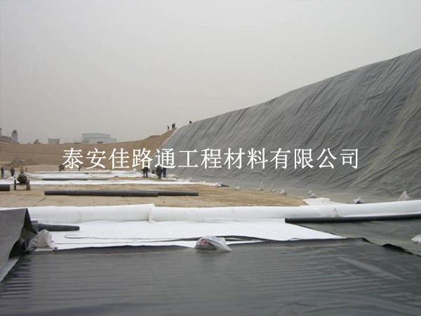 柔性守护,防渗土工膜铺设的艺术:松弛之美 柔性守护,防渗土工膜铺设的艺术:松弛之美